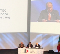 Vista general de la mesa presidencial, durante la intervención de Don Juan Carlos en la clausura del IX encuentro Cotec Europa